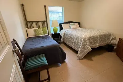 Image de A Duplex \"Emerald\" nearby Hospitals, Tjc, Nurses, Work Crews