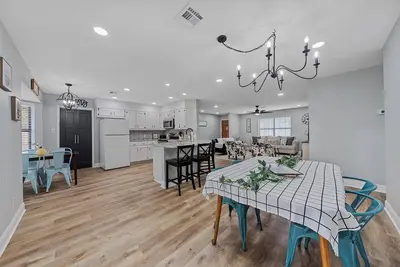 3 Bedroom/ 3 Bathroom Home in Waco - Hammock, Firepit, Spacious Layout