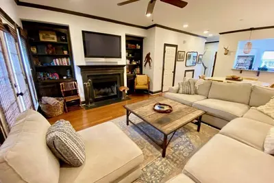 Image de Townhouse in the West End steps from everything! Main St, Falls Park, Baseball