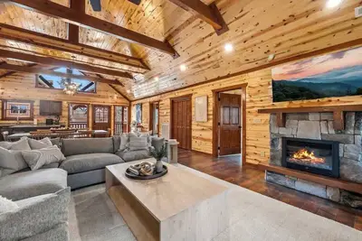 Image de New Cabin Sleeps 12 Indoor Pool 8 BRs 8 BTHs Hot Tub