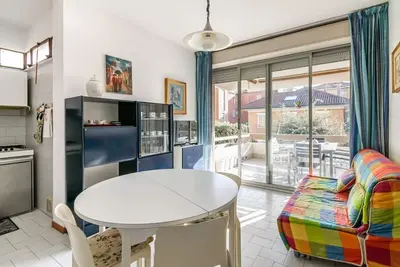 Image de Apartment located on the first floor of a building with a lift (not suitable for disabled people). There are steps at the entrance. In 63 m2 of space it accommodates 4 people. Residential and quiet area, about 3 minutes walk from the sea. A 10-minute