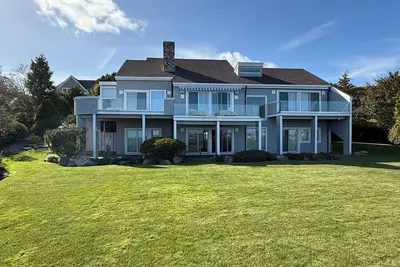 Image de Spectacular Waterfront Home in Bonnet Shores!