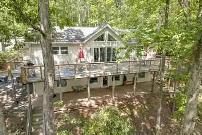 Image de Lakefront Dock, Fire Pit, Hot Tub, Value