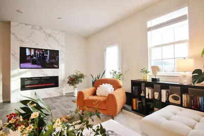Image de ~Weekly 15% Off~ Modern Charm w/ Luxury Beds, Fireplace, Workspace