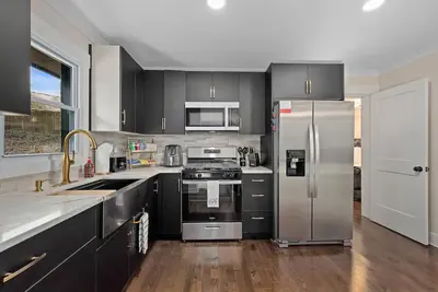 Entire home in Decatur-sleeps 10