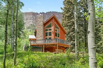 Image de 5 Min to Skiing, Hot Tub, Sleeps 14, Fireplace!