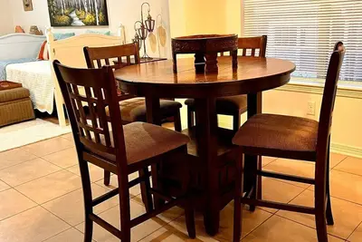 Image de The Red Table Near Hospital district/Tjc smart Tv’s in all bedrooms. All Welcome