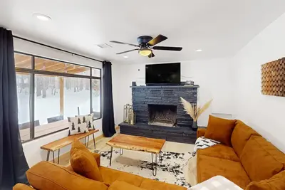 Image de Updated cabin with lovely views, chef's kitchen, central Ac, W/D - dog-friendly