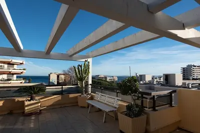 Image de Ref: Rob58 Location au Lavandou, T2 +Cabine terrasse de 35m² vue mer.