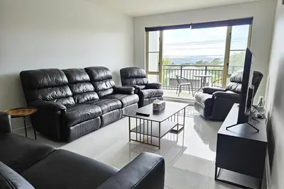 Image de Spacious and Luxury, City Fringe Bliss!