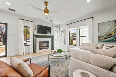 Image de The Gretel-New Stunning 4 Bed Downtown Gem, Spa