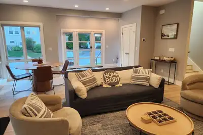 Image de New home in downtown Ogunquit. Perfect for fall getaways, Ogunquitfest and more!