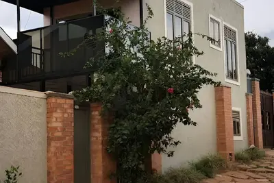 Image de Modern 2 Story Guest House in Kigali with balcony views.