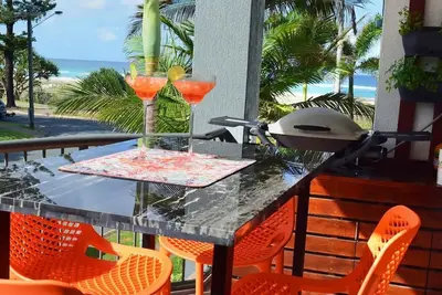 Image de Bilinga Bliss - Luxury chic beachfront apartment. All Inclusive.