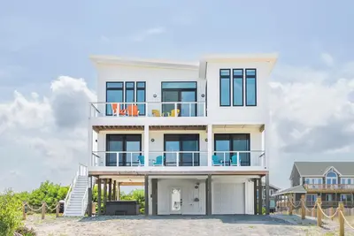 Image de Easy Breezy Obx - New Beautiful Modern Home on the 4x4 w/ Ocean Views & Hot Tub.
