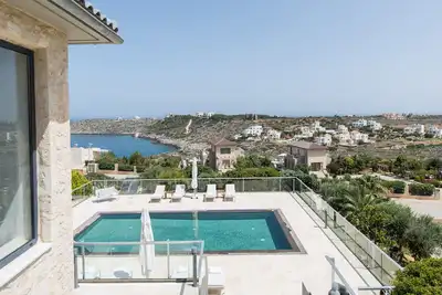 Image de Luxury villa with private swimming pool, family friendly