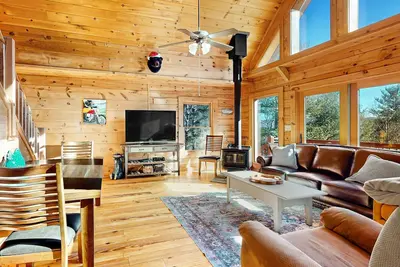 Image de Mtn-view home close to parks with private sauna, decks, wood stove, grill, W/D