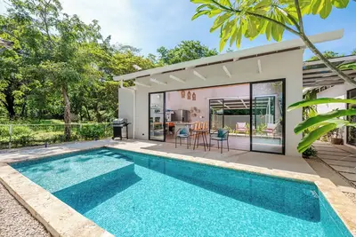 Image de Lush, clean luxury w/a private pool near pristine beaches. Open-concept dining.