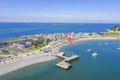 Image de The Shore House, steps to the ocean meet crisp clean beach side retreat!