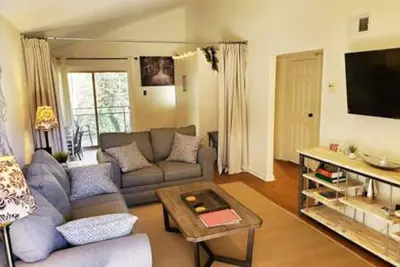 Image de Top-floor w/ view, Walk to Sanford Stadium