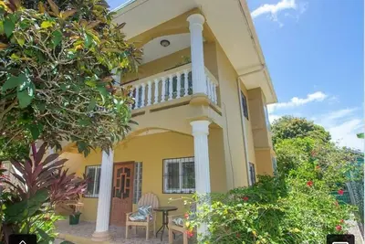 Image de Less than two minute walk to the beach and main strip in west end