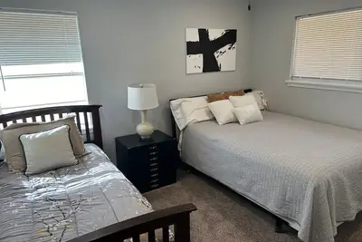 Image de Agreeable Gray: 3 Bedroom, Soothing 5 Beds, Large groups, Pet Friendly\n\n