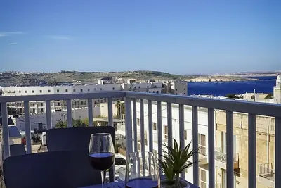 Image de Spacious 3 Bedroom Apartment Central located with sea views