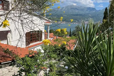 Image de Spacious Villa in the lush private garden with views over sea and mountains
