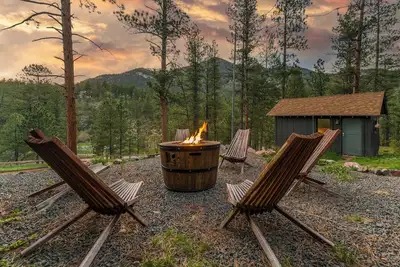 Image de Cozy Cabin w/ Hot Tub, Game Room & Private Writer's Nook - Close to town!