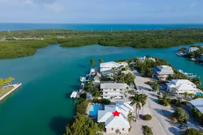 Image de P40 - Premier 3 bedroom, 2 bathroom home with private pool and dockage.