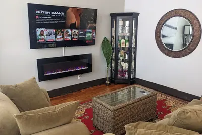 Cozy Pet Friendly Family Home- King Bed, Free Parking, Full Laundry and Wi-Fi