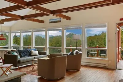 Image de Large Catskill Mountains/Hudson Valley country house, relaxing gathering space