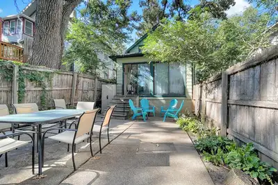 Image de 2 Story House 2 blocks from Ingersoll<br>*Fenced in Patio <br>* Formal dining room<br>*Hardwood flooring<br>*Newly remodeled Kitchen <br>*Google Fiber Internet