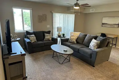 Image de Cozy 2br condo near hospitals/shopping! Family-sized condo with pool/fitness!