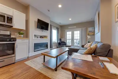 Image de King Bed - 2 Br Apt with City Views. Pet friendly. Free parking!