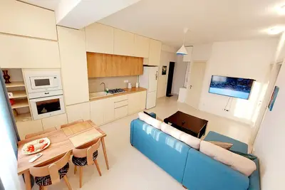 Image de Welcome to our beautifully located corner apartment, drenched in sunlight.