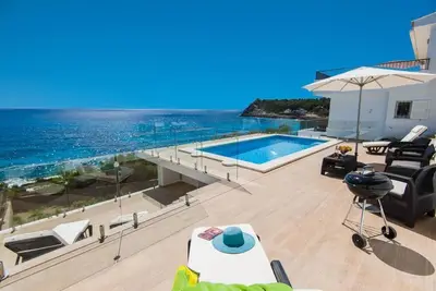 Image de Maison de vacances \"Carol On The Rocks Mhm\" avec vue sur la mer, piscine privée et Wi-Fi