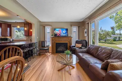 Image de ⭐New⭐ Two Suites, One Price ⭐Spacious 4-Br Home  ⚡Fast WiFi⚡ Central Location ⭐