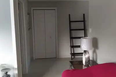 Image de \n5 mins away from public beach and 3 min from grocery store!