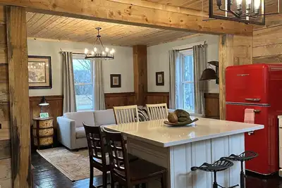 Image de Cozy, stylish, century home located just steps from Mount St Louis ski hill!