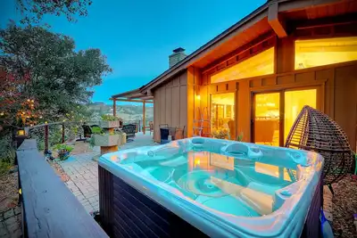 Image de City Getaway | Hot Tub | Fire Pit | Game Room | Bbq | Hiking Trails | Vineyard Views | B-Ball