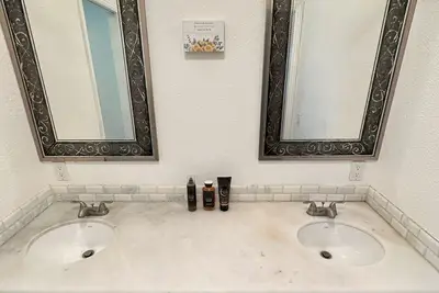 Image de French Style Cozy Home - Temporary Housing! \nDesired Rocklin Location!