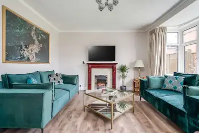 Image de Cavehill View. An elegant 4 Br house with parking. Your perfect Belfast retreat!