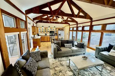 Image de This gorgeous lakefront home with beautiful seasonal views