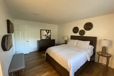 Image de Modesto 2 Bdrm/2 Ba unit in gated area nr shopping, eateries, in unit wash/dryer