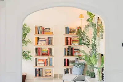 Image de Large Lot Sfr, close to Iu, Downtown and Southport