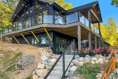 Image de Luxury Scenic Lakeside Haven: Kayaks, Fire Pit, Multi-Deck, Game Room, Dock