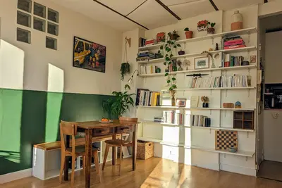 Image de Colorful Parisien apartment in heart of trendy Belleville