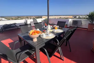 Image de Sunny Top Floor Apartment With Private Terrace