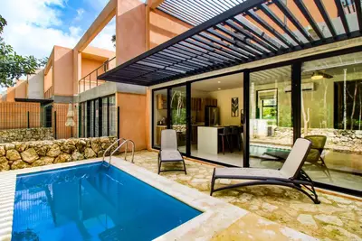 Image de Sun-filled & dog-friendly resort home with outdoor pool, gym, patio, & courts